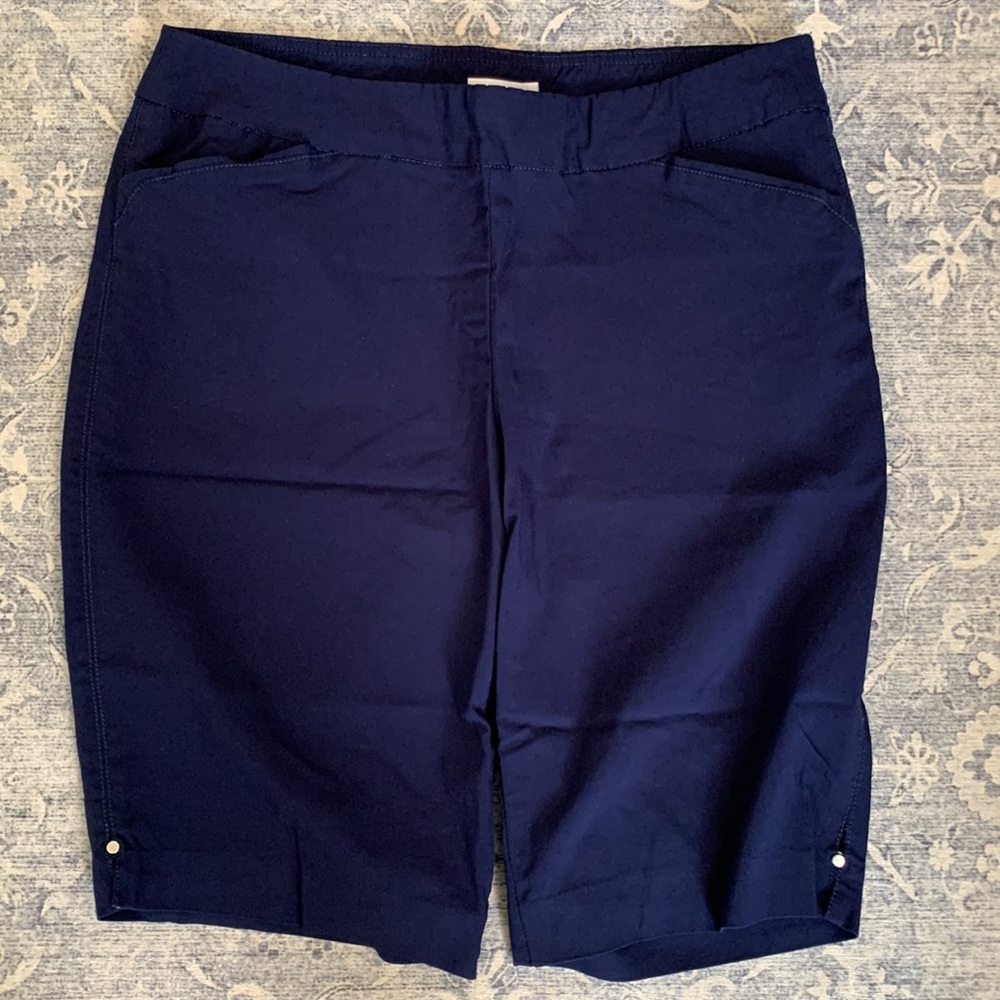 Kim Rogers Navy blue, pull-on, Bermuda shorts. Front pockets. Stretchy fabric.